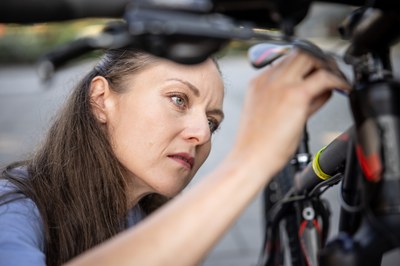 Strážnice označuje jízdní kolo syntetickou DNA. Foto: Jiří Zerzoň