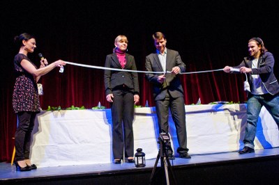 K foto: Simona Piperková a Michal Hrotík při slavnostním přestřižení pásky