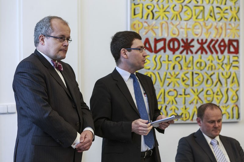 Náměstek primátora Drážďan R. Lunau (vlevo).