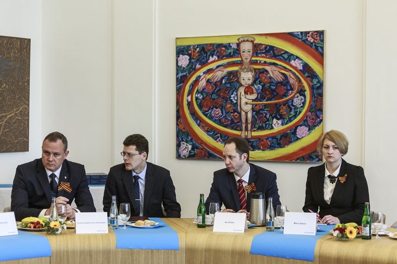 Primátor Volgogradu A. Kosolapov (první zleva).