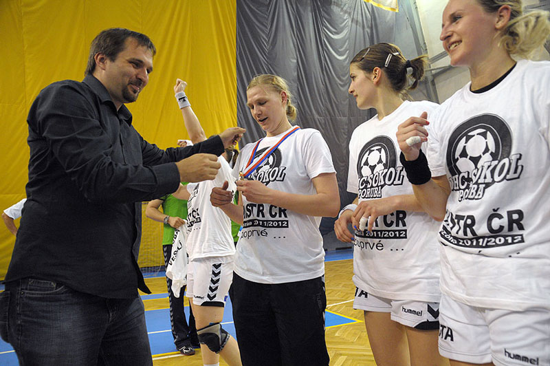 M. Štěpánek předává zlaté medaile