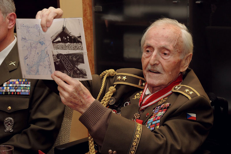 M. Končický poutavě vypráví o zážitcích z války.