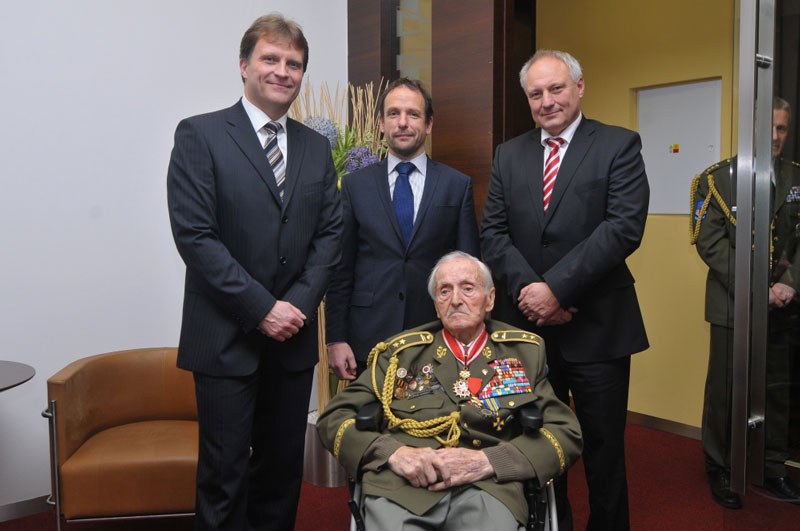 L. Palyza (zleva), T. Macura a Z. Pražák s jubilantem.