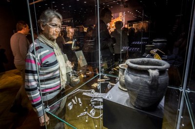 Návštěvníci na slavnostním zahájení výstavy Ostrava nevídaná v Ostravském muzeuu. Foto: Jiří Zerzoň.