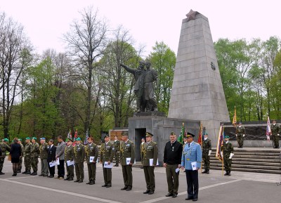 Pietní akt u Památníku Rudé armády v Komenského sadech v roce 2013. Foto: archiv