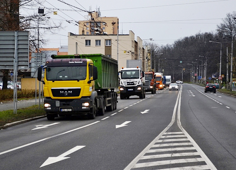 Bohumínská ulice. Dlouhé řady kamionů a další vozidla, která tudy jenom projíždějí, by se měla přesunout do podzemního tunelu a ulevit tak dopravě na povrchu. Foto: Hana Oborilová