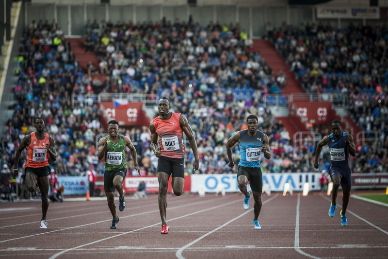 Usain Bolt v cíli vítězného běhu na 100 metrů v čase 9,98 s. Foto: J. Zerzoň 