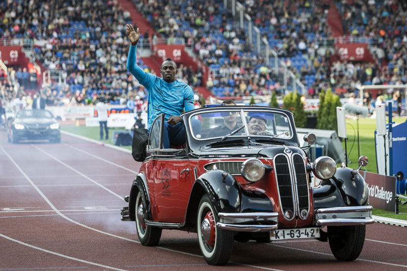 Bolt v historickém automobilu.