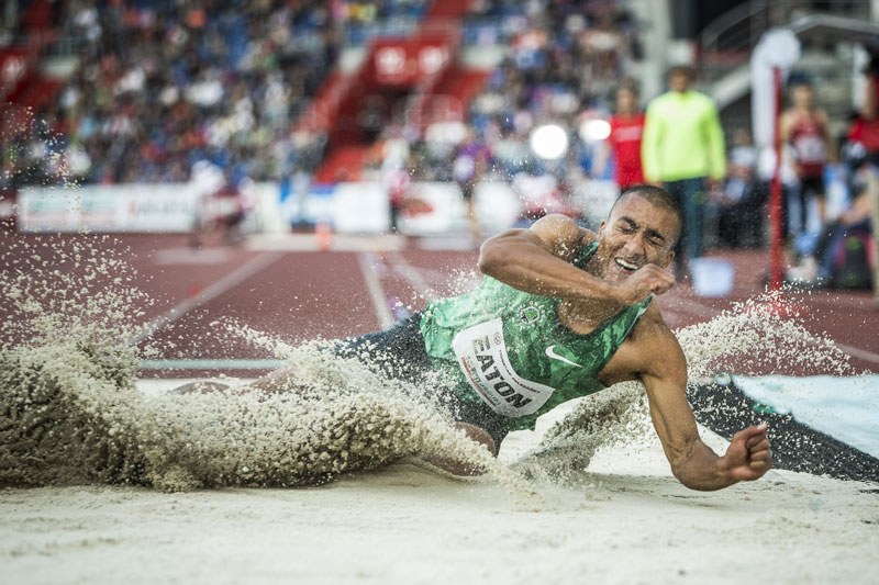 Desetibojař A. Eaton při skoku dalekém.