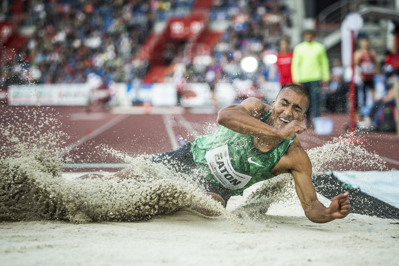 Desetibojař A. Eaton při skoku dalekém.