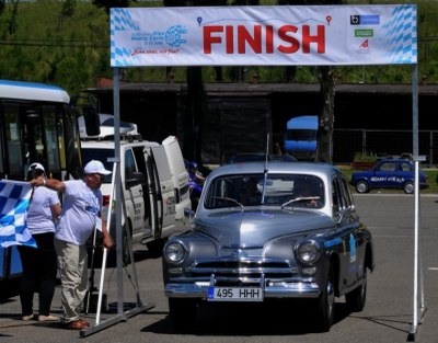 Mezi moderními kusy se objevila i vpravdě historická vozidla. Obdivu se těšila třeba tato ruská Poběda. Foto: J. Urban