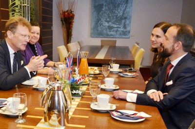 Velvyslanec Nick Archer (vlevo) hovoří s primátorem Tomášem Macurou a náměstkyní Andreou Hoffmannovou. Foto: René Stejskal 