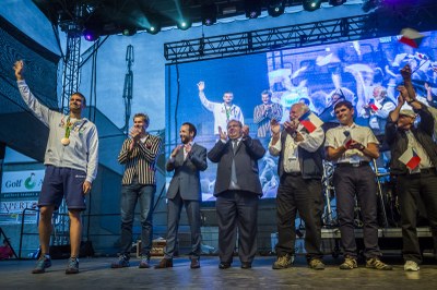 Bronzový medailista z Ria veslař Ondřej Synek zdraví ostravské fanoušky. Foto: J. Zerzoň