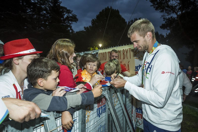 O. Synek v obklopení lovců autogramů. 
