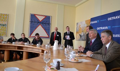 Na snímku: Cílem setkání v radnici bylo zejména získat cenné informace pro diplomové práce studentů. Foto: Petr Havránek