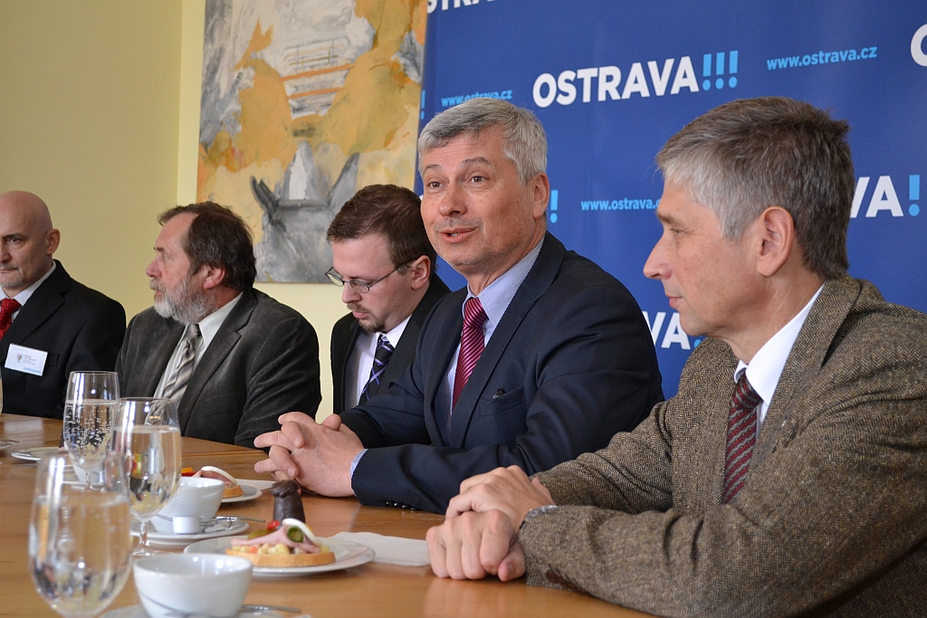 Petr Kajnar poskytuje studentům informace o městě