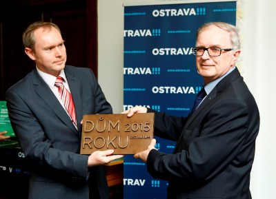 Cenu Dům roku 2015 převzal z rukou náměstka primátora Břetislava Rigra předseda představenstva Dolní oblasti Vítkovice Jiří Michálek. Foto: J. Zerzoň