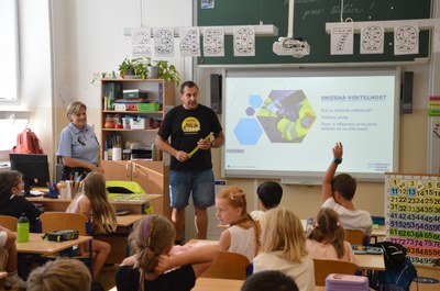Preventivní akce MMO, BESIPu a MPO na ZŠ generála Zdeňka Škarvady. Foto: MPO