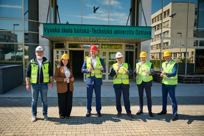 Slavnostní poklep za účasti ostravského primátora Jana Dohnala (třetí zprava). Foto: VŠB-TUO