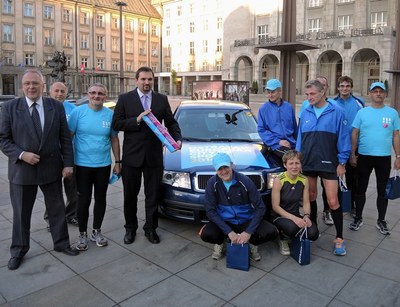 Běžci dorazili na Prokešovo náměstí v centru Ostravy. Snímky: J. Urban a L. Vidlička 