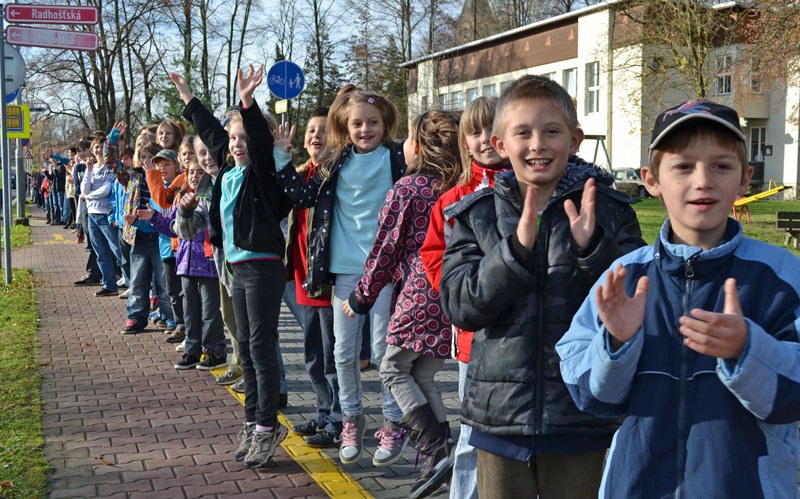 Děti ze ZŠ Bílovecká Svinov vítají běžce.