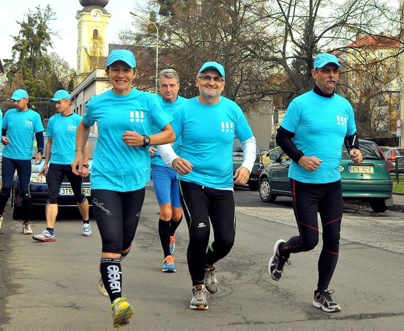 První metry běžců ulicemi Poruby.