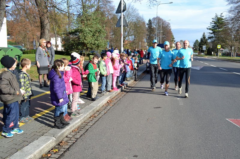 Štafeta běží Svinovem.