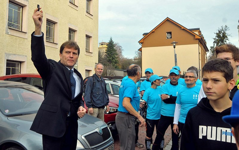 Štafetu startuje starosta Poruby L. Palyza.