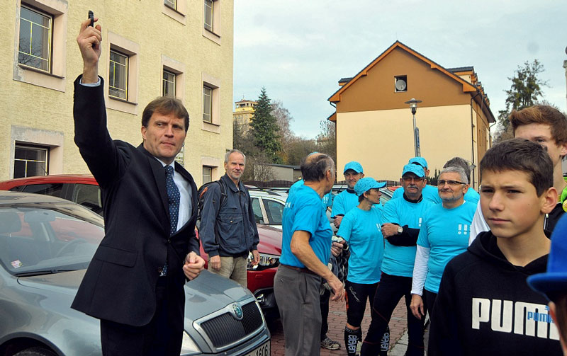 Štafetu startuje starosta Poruby L. Palyza.