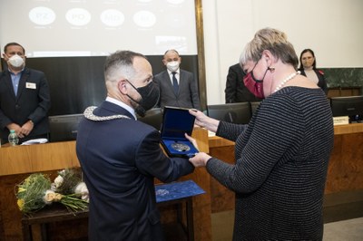 Primátor Tomáš Macura předává Cenu města Lence Mynářové. Foto: Adolf Horsinka 