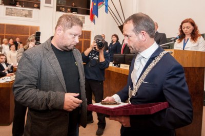 Syn Věry Špinarové Adam Pavlík přebírá z rukou primátora Tomáše Macury Cenu města Ostravy. Foto: Lukáš Kaboň