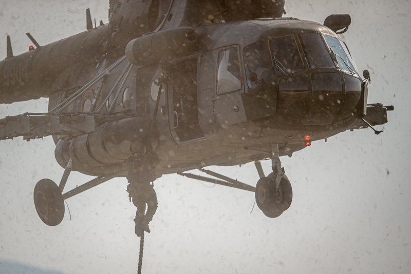 Nechyběly akční ukázky helikoptér a jejich posádek