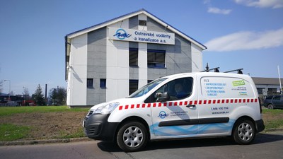 Automobil OVAKu před budovou společnosti. Foto: OVAK