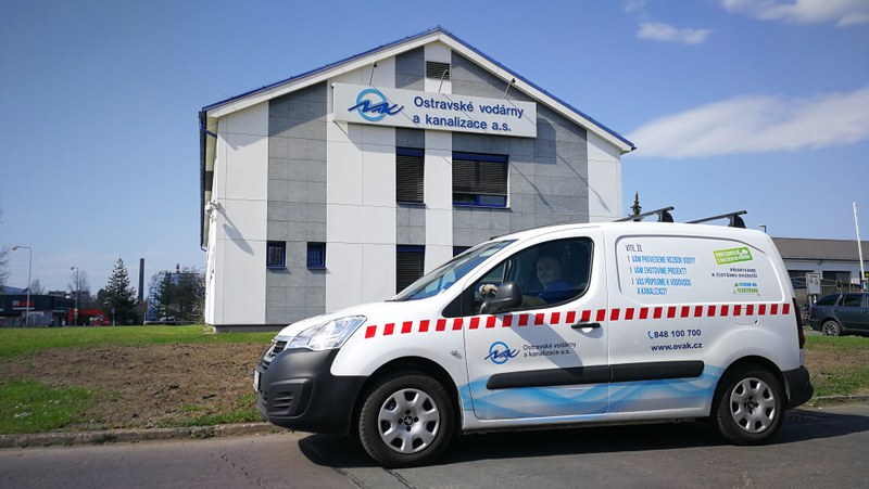 Automobil OVAKu před budovou společnosti. Foto: OVAK