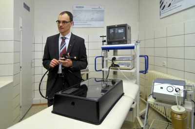 MUDr. Ondřej Urban, primář Centra péče o zažívací trakt Vítkovické nemocnice v Ostravě a pedagog Lékařské fakulty Ostravské univerzity v Centru experimentální endoskopie. Foto: J. Urban.