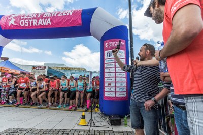 Primátor Tomáš Macura startuje nejpočetněji obsazený běh žen na 5 kilometrů. Foto: Jiří Zerzoň