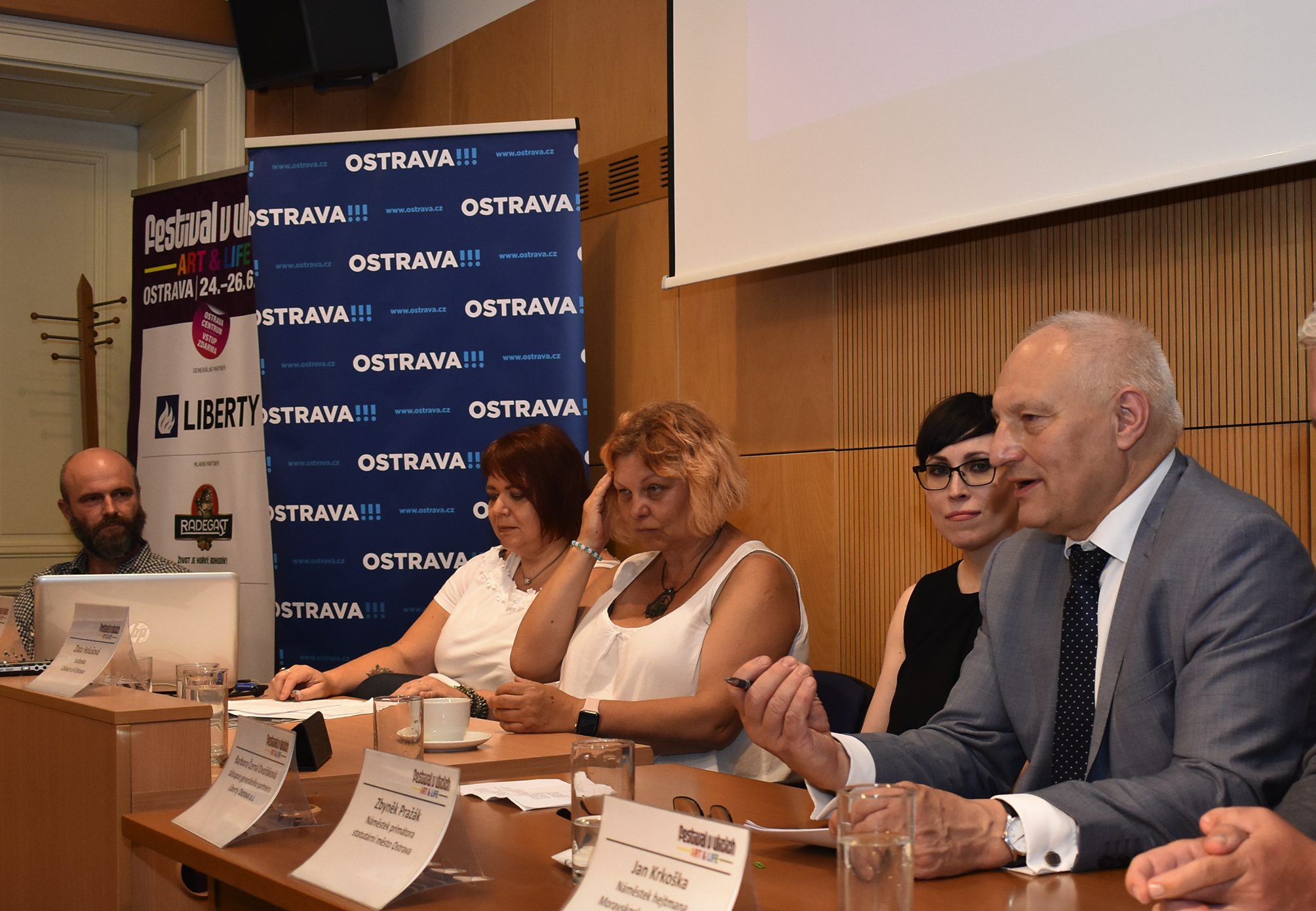 Náměstek primátora Zbyněk Pražák (vpravo) připomenul, že Festival v ulicích finančně podporuje i město Ostrava. Foto: René Stejskal