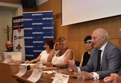 Náměstek primátora Zbyněk Pražák (vpravo) připomenul, že Festival v ulicích finančně podporuje i město Ostrava. Foto: René Stejskal