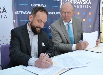 Primátor Tomáš Macura podepisuje darovací smlouvu. Vpravo rektor Ostravské univerzity Jan Lata. Foto: René Stejskal 