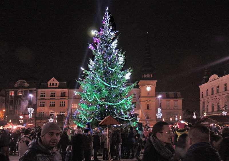 Vánoční strom na Masarykově náměstí se rozzářil. Snímky: J. Urban, J. Zerzoň.