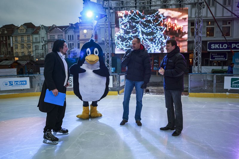 Kluziště otevřeli (zprava) L. Palyza, J. Kovář, tučňák Rudolf a V. Polák. 