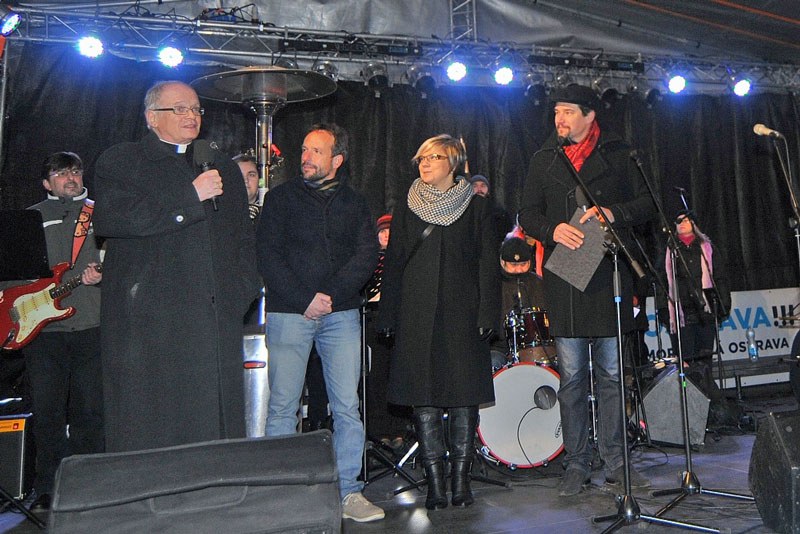 Na 1. adventní neděli (zleva) F. Lobkowicz, T. Macura, P. Bernfeldová.