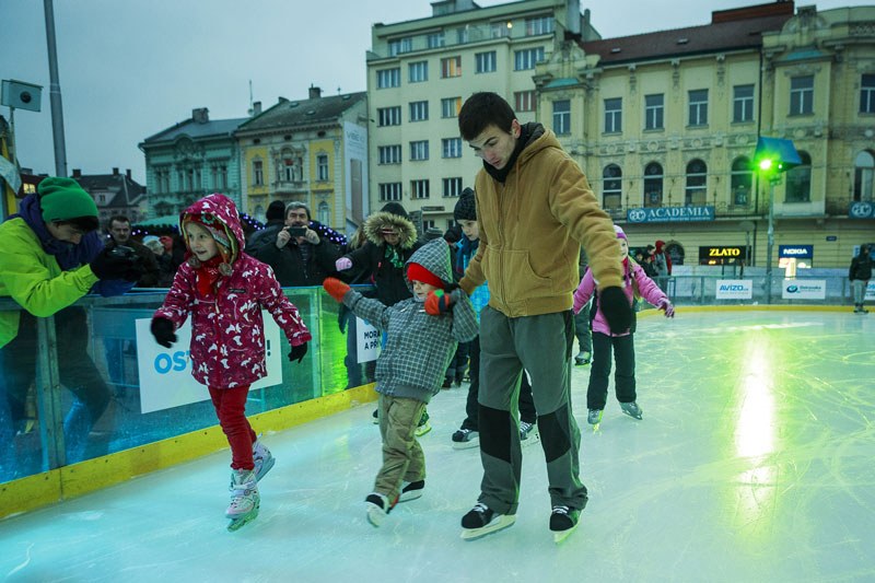 První bruslaři zkouší kvalitu ledu.