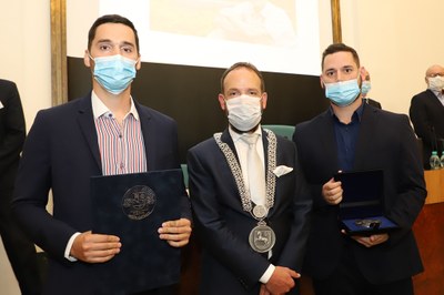 Cenu města in memoriam pro Petra Čolase převzali jeho synové Filip a David z rukou primátora Tomáše Macury. Foto: Adolf Horsinka