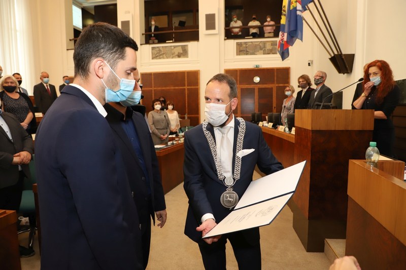 Cenu města in memoriam pro Petra Čolase převzali jeho synové Filip a David. Cenu města in memoriam pro Petra Čolase převzali jeho synové Filip a David.