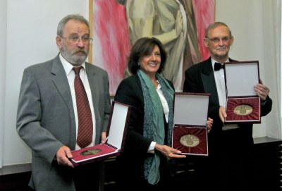 L. Pivovarský (zprava), M. Rottrová a L. Vasilov s cenami města FOTO: J. Urban