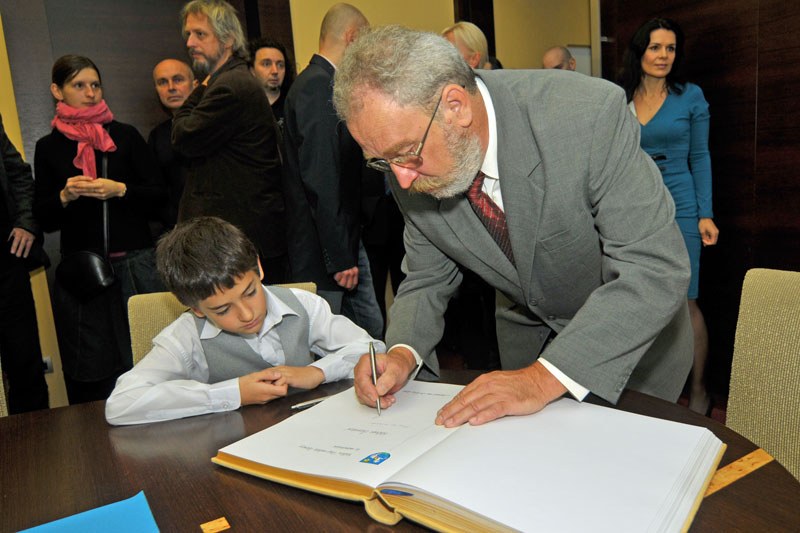 L. Vasilov, syn D. Šavrdové, u pamětní knihy