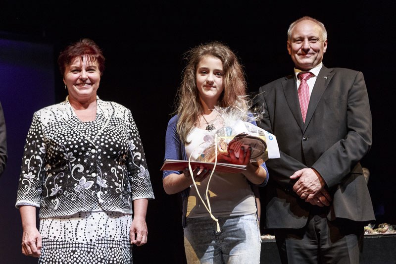 Vendula Frenková se Zbyňkem Pražákem a Martou Szücsovou. 