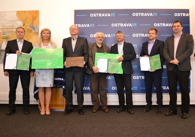 Náměstek primátora Břetislav Riger (vlevo) předal zástupcům reprezentujícím vítěznou Atletickou halu Vítkovice ocenění za Ostravský dům roku 2016. Foto: René Stejskal 