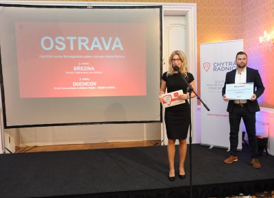 Ceny za Ostravu převzala náměstkyně primátora Kateřina Šebestová a za odbor strategického rozvoje MMO Ondřej Dostál. Foto: chytra-radnice.cz 